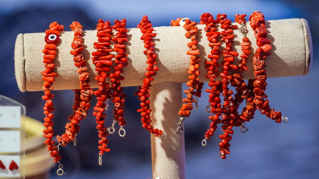Collier en gorgone porté naturellement au quotidien